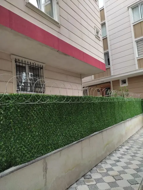 Apartman yan cephesinde istinat duvarı üzerine çimçit