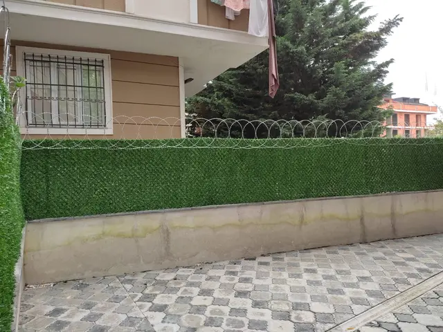 Konut önü duvar üstü çimçit ve jiletli tel