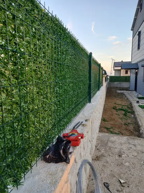 Dar geçitte panel çit üzerine çimçit