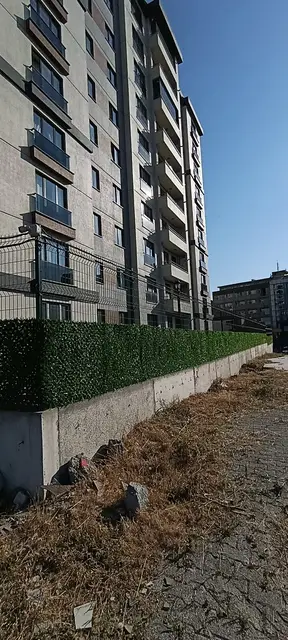 Yeni yapılan apartman çevresinde çimçit