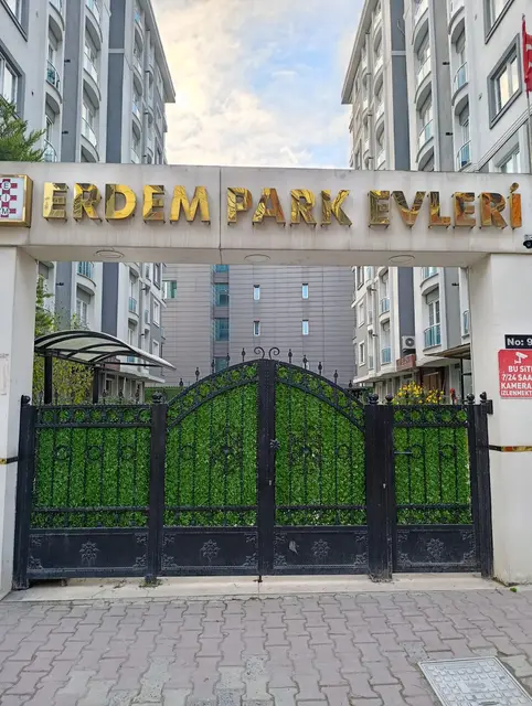 Site giriş kapısı ve bahçe duvarında çimçit