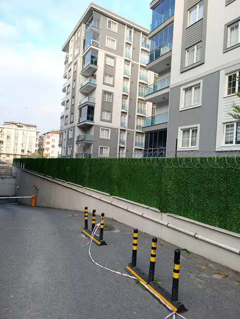 Site otopark girişinde çimçit
