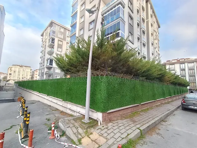 Sokak cephesinde site bahçe çimçiti