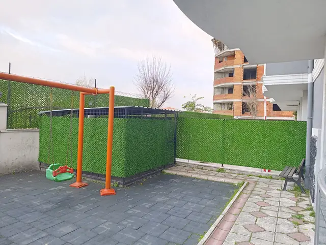 Oyun alanını çevreleyen çimçit