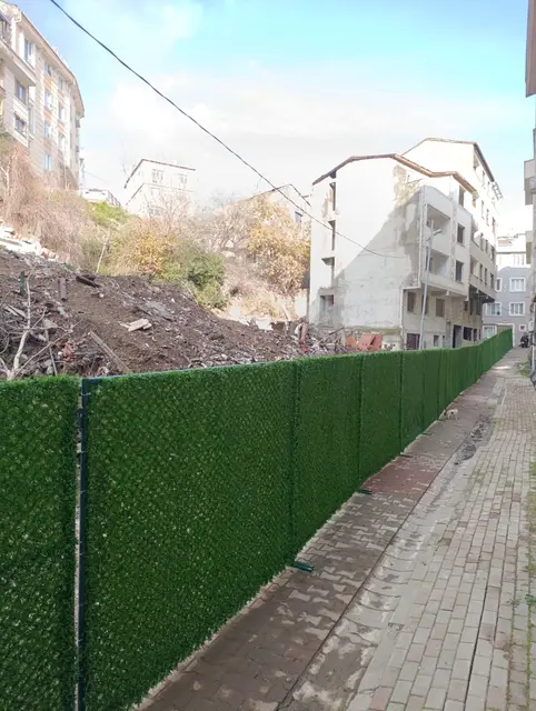 Kentsel dönüşüm şantiyesinde çimçit çevirme