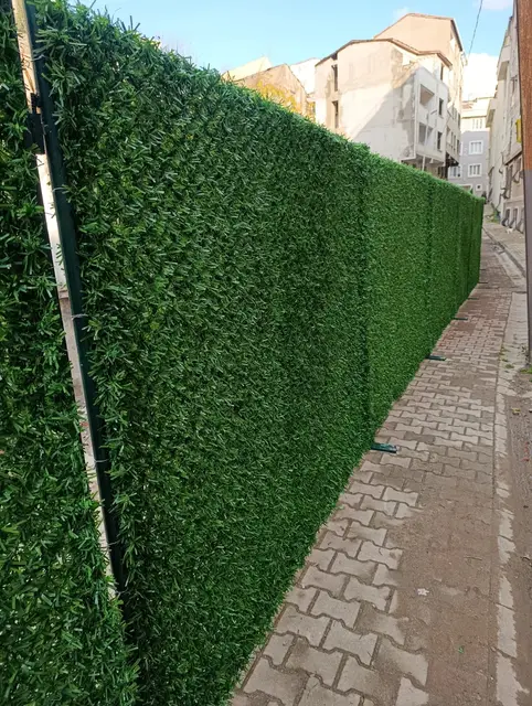 Sokak boyunca şantiye çimçit perdesi