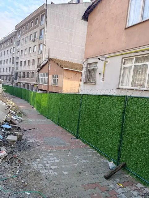 Yıkım alanı çevresinde çimçit perde