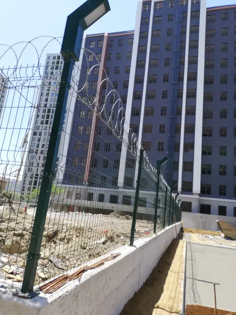 Şantiye çevresinde panel çit üzeri jiletli tel