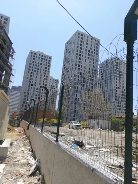 Duvar üstü panel çit ve jiletli tel