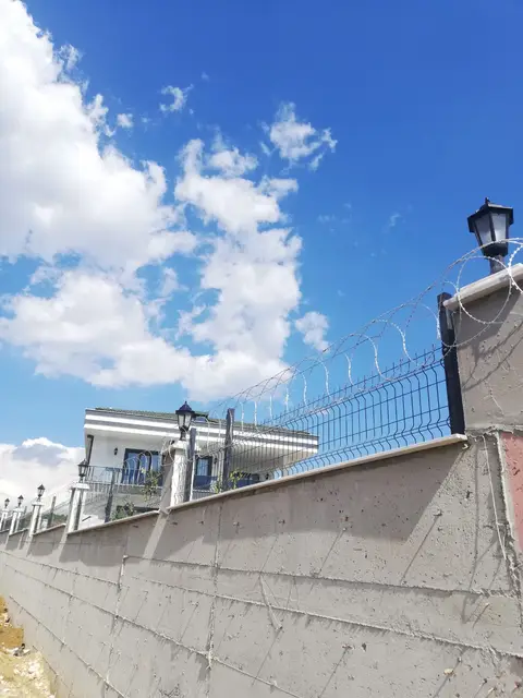 Konut duvarı üzerinde jiletli tel