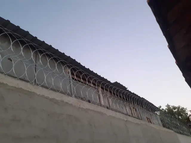 Duvar üstünde jiletli tel hattı