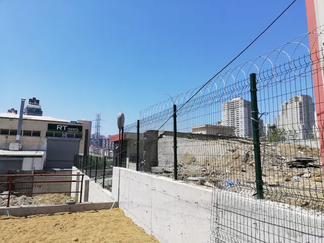 Duvar üzeri panel çit ve jiletli tel