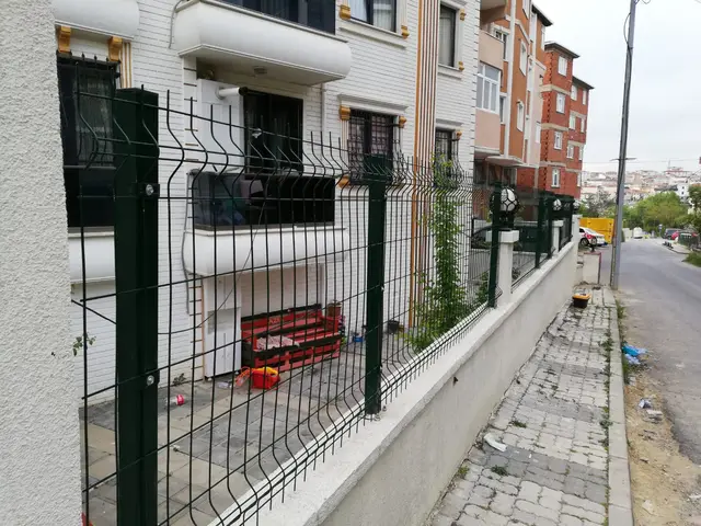 Apartman bahçe duvarında yeşil panel çit