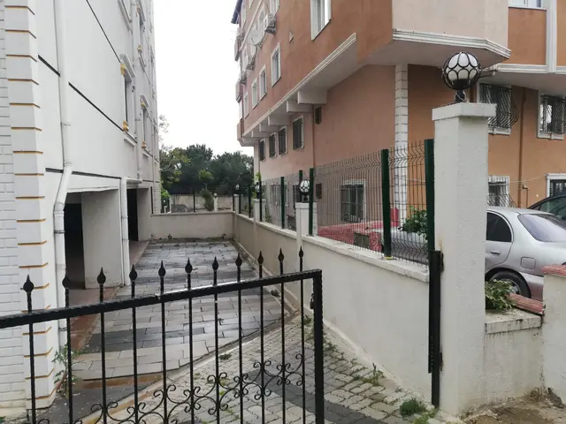Apartman girişinde panel çit