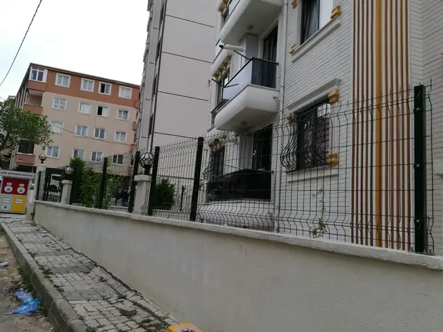 Sokak cephesinde duvar üstü panel çit