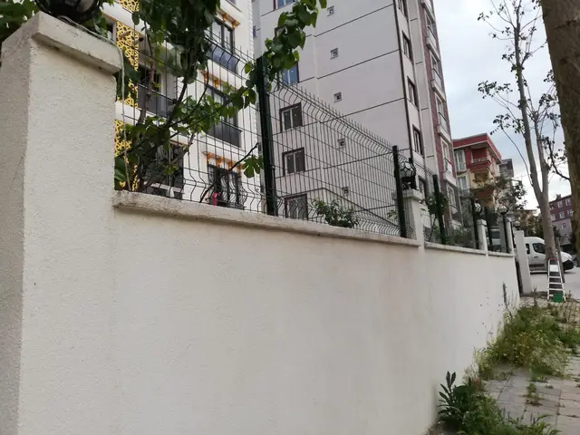 Bahçe duvarı üzerinde panel çit