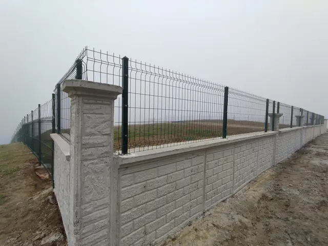 Taş duvar üzerine panel çit