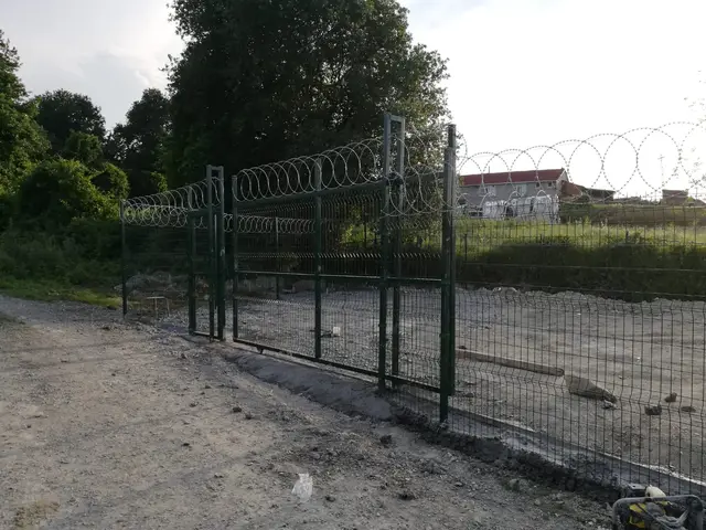 Açık alanda panel çit ve bahçe kapısı