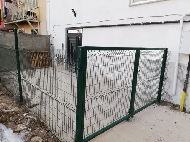 Bina arkasında panel çit ve kapı