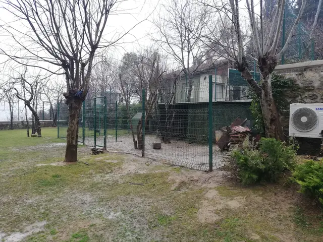 Bahçe içinde panel çit