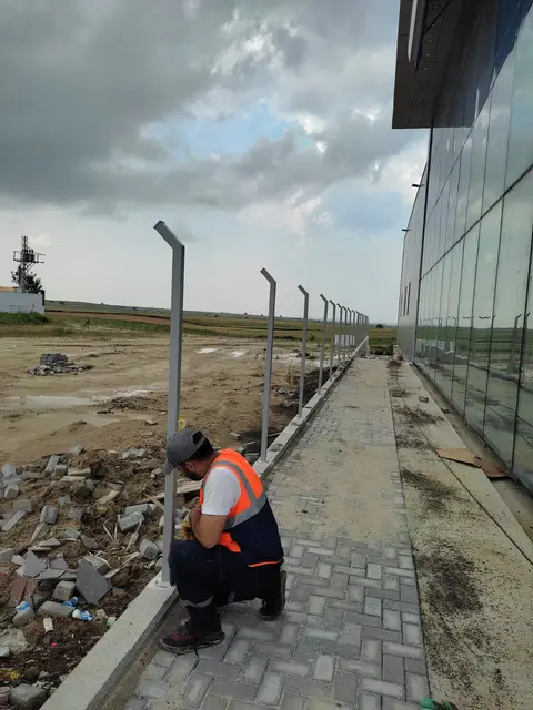 Fabrika çevresinde panel çit montajı