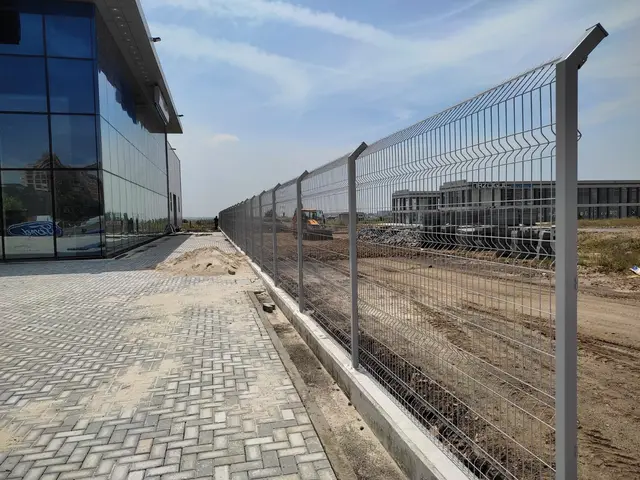 Fabrika yolu boyunca galvaniz panel çit