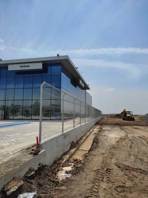 Tesis çevresinde duvar üstü panel çit