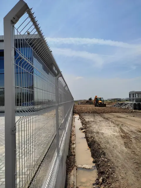 Galvaniz panel çit yakın plan
