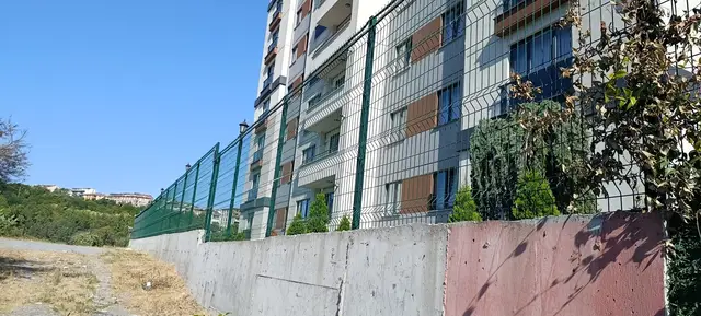 Apartman arkasında duvar üstü panel çit