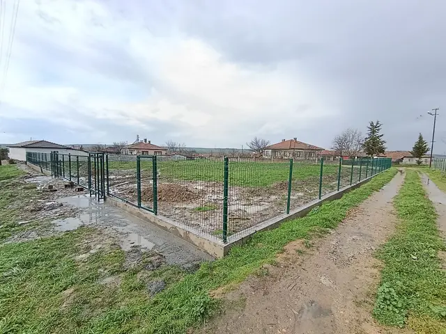 Tarla sınırında panel çit