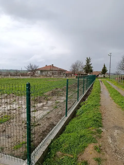 Toprak yol kenarında panel çit