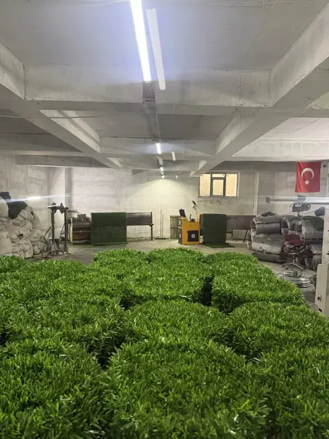 Üretim alanında çimçit ruloları